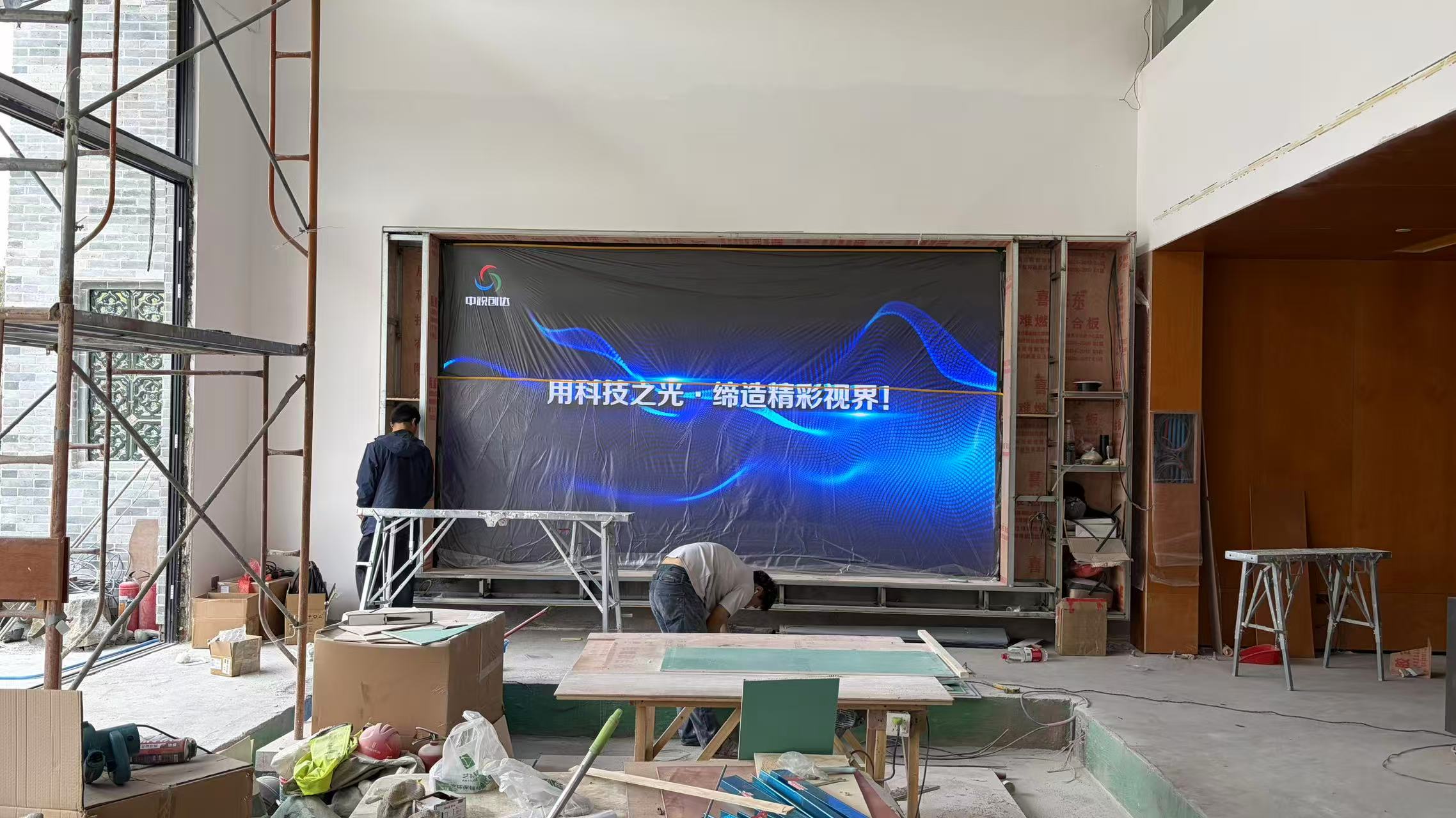 廣州境美美學(xué)展廳高灰階P1.5項(xiàng)目 中視P1.5顯示屏-4.16*2.4米 寬13張*高15張 像素密度2704*1560=4218240點(diǎn)