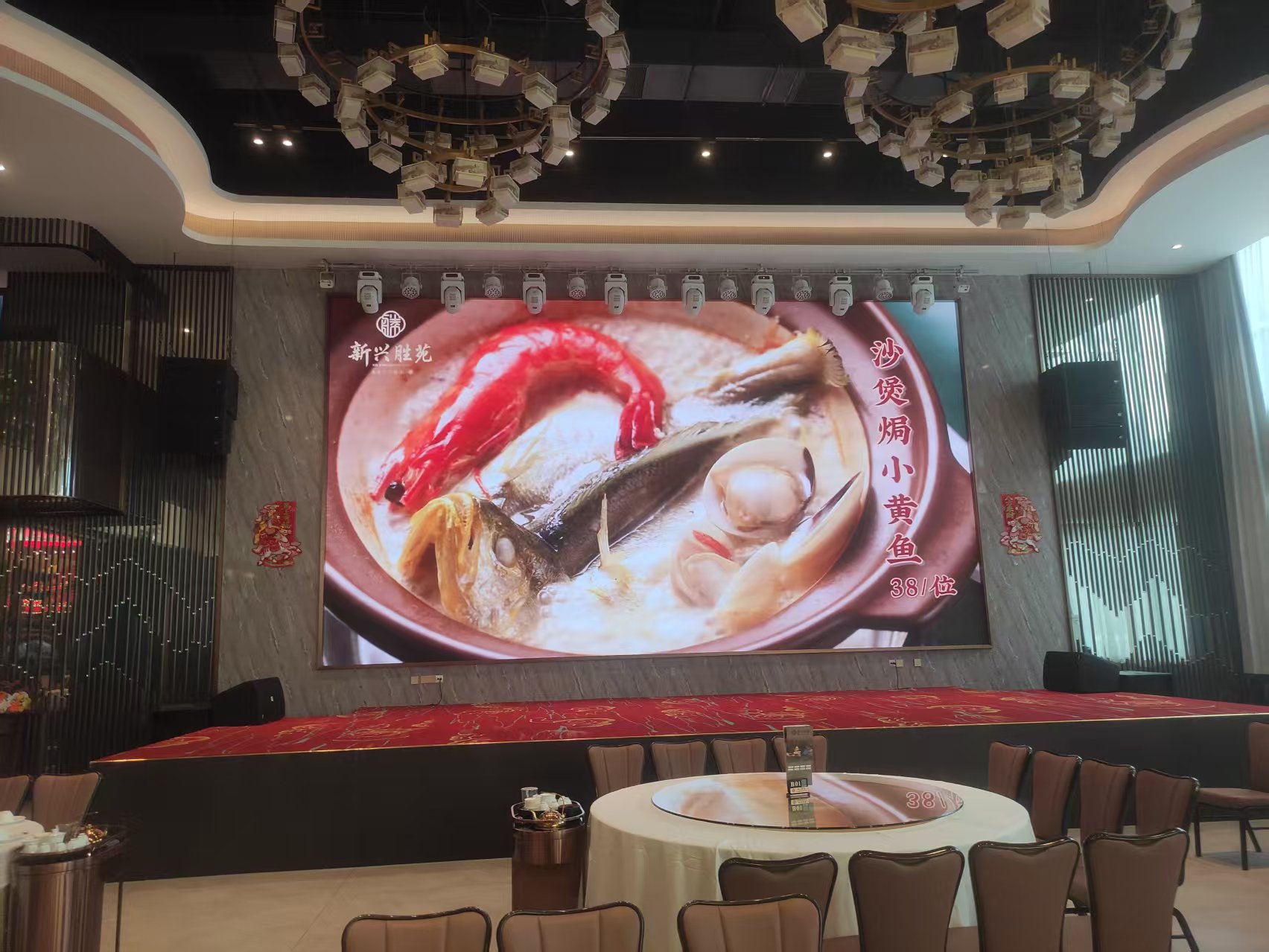 廣東人防酒樓宴會(huì)廳項(xiàng)目： 主屏P2.5-8.64*4.8米 副屏P2.5-3.2*1.76米 副屏P2.5-2.24*1.28米 副屏P2.5-2.56*1.44米